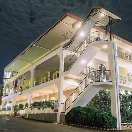 Kingsley'S Hotel And Gastro Pub Mabalacat Exterior photo